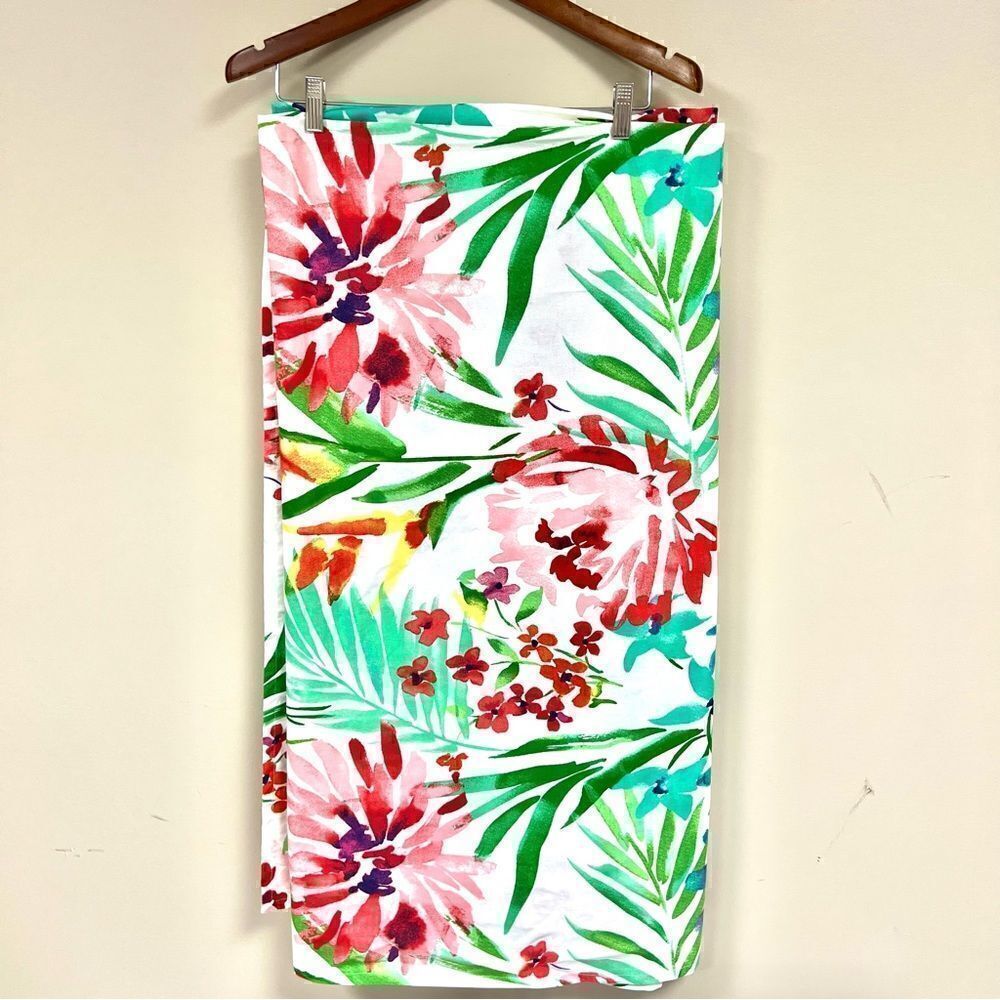 Signature Shower curtain tropical print. 71 x 71